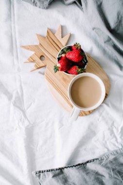  Kahve kupa ve çilek 