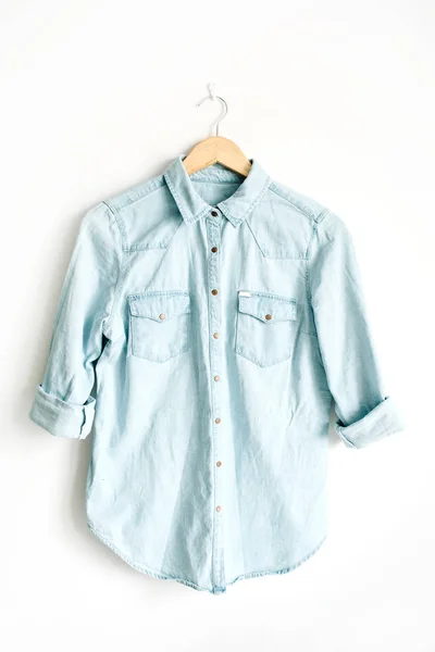 Trendy blauwe jeans t-shirt — Stockfoto