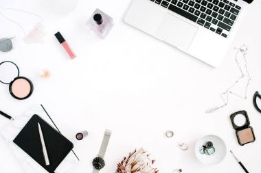 Blogger veya serbest meslek sahibi çerçeve çalışma alanı dizüstü bilgisayar ile