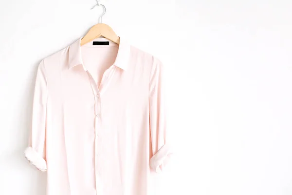 Trendy roze vrouwelijke blouse — Stockfoto