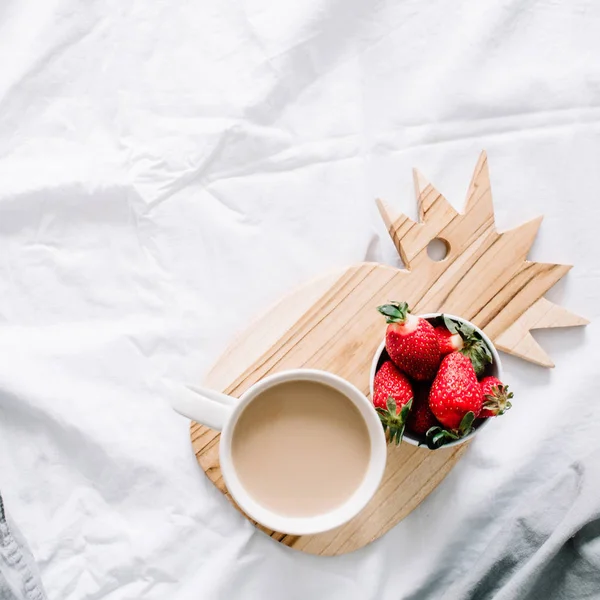 Café da manhã na cama com caneca de café e morango — Fotografia de Stock