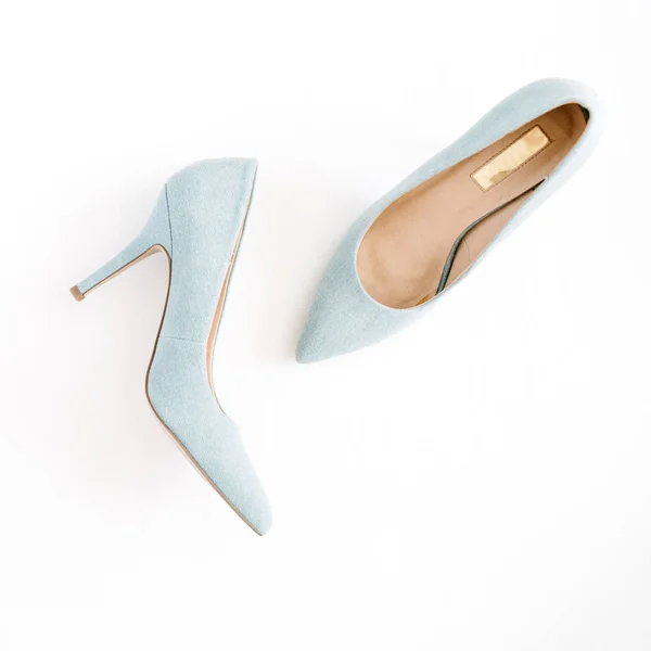 Bleke blauwe vrouwelijke schoenen — Stockfoto