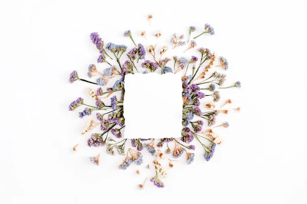 Papel branco vazio em branco no quadro de flores secas azul e roxo — Fotografia de Stock