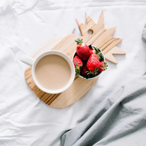 Breakfast in bed with coffee mug and strawberry — Stock Photo, Image