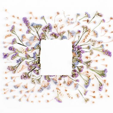 Boş beyaz kağıt mavi ve mor kurutulmuş çiçekli çerçeve üzerinde boş 