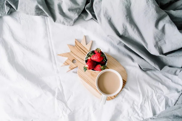 Сніданок у ліжку з чашкою кави та полуницею — стокове фото