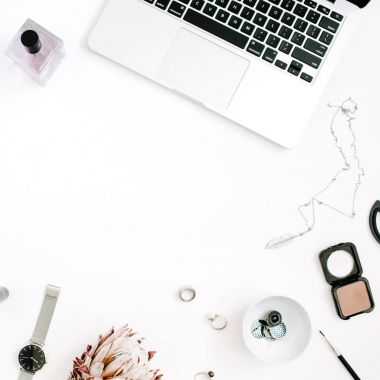 Blogger veya serbest meslek sahibi çerçeve çalışma alanı dizüstü bilgisayar ile
