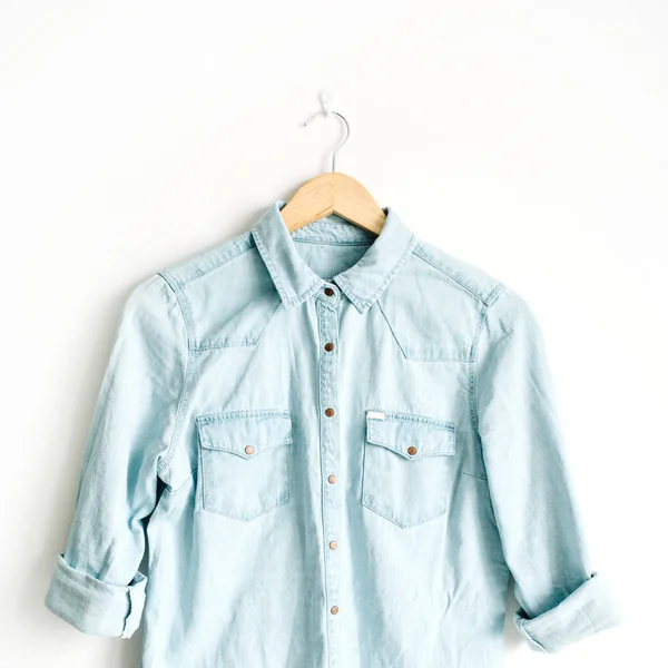 Модная футболка с голубыми джинсами — стоковое фото