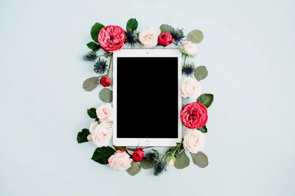 Moldura floral com tablet — Fotografia de Stock