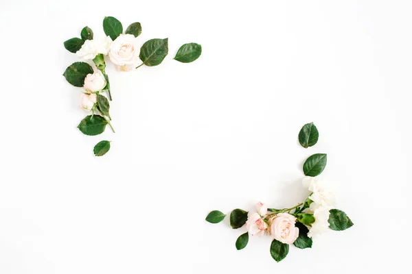 Kenarlık çerçeve bej gül çiçek tomurcukları ve yeşil yaprakları ile — Stok fotoğraf