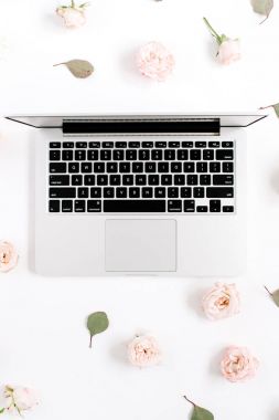 Laptop ve çiçek deseni 