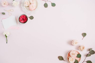 çerçeve bej ve kırmızı gül yaptı