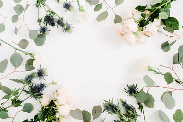 Kranz aus beigefarbenen Rosenblüten, Eringiumblüten, Eukalyptuszweigen — Stockfoto