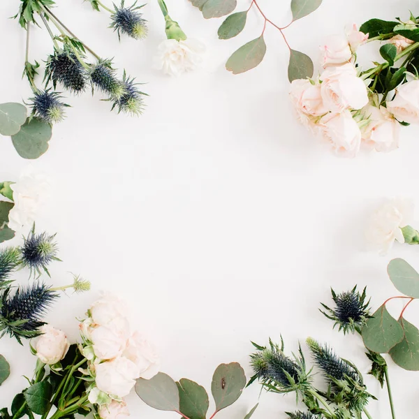 Rund ram krans gjord av blommor — Stockfoto
