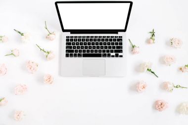 Laptop ve çiçek deseni 