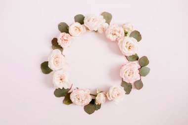 Bej renkli gül çiçek çerçeve yaptı