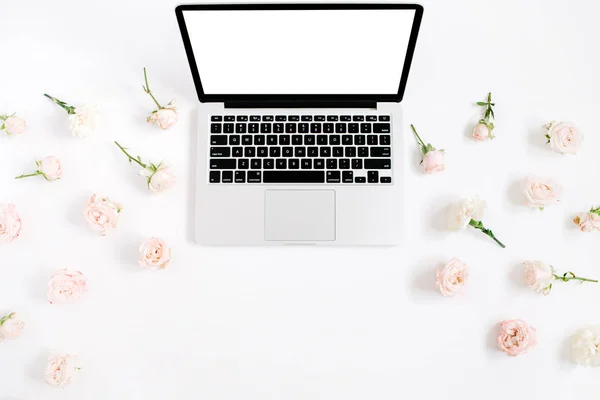 Ноутбук і візерунок квітів — стокове фото