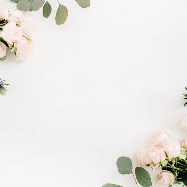 Grenskader gemaakt van beige roze bloemen — Stockfoto