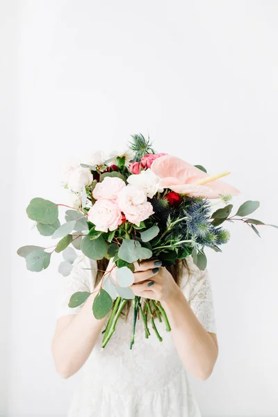 Manos de niña sosteniendo ramo de flores hermosas — Foto de Stock