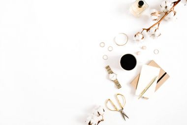 kadın aksesuarları ile altın stili bir çalışma masası