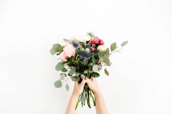 Mãos de menina segurando lindo buquê de flores — Fotografia de Stock