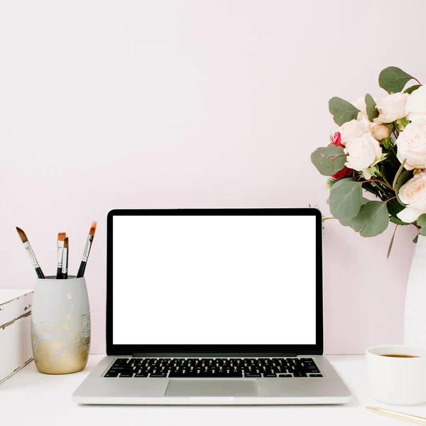 Hemmakontor skrivbord med blank skärm laptop — Stockfoto