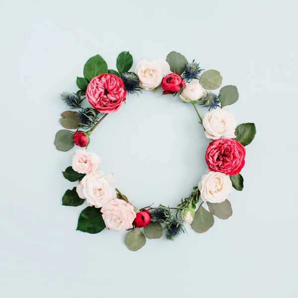Blumenkranz aus beigen und roten Rosen — Stockfoto