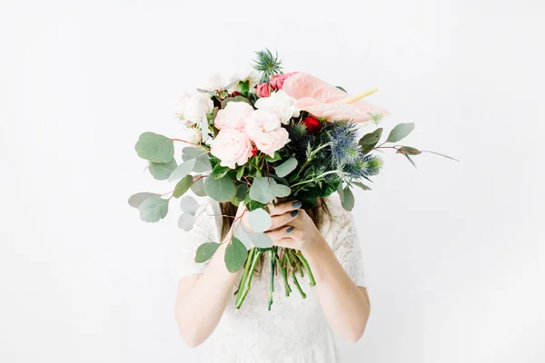 Flickans händer som håller vackra blommor bukett — Stockfoto