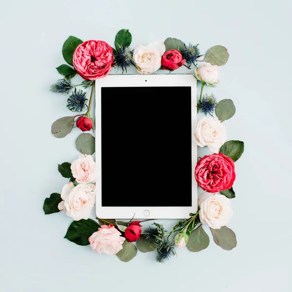 Moldura floral com tablet, vermelho e bege rosa botões de flores — Fotografia de Stock