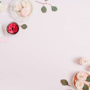 bej ve kırmızı gül deseni