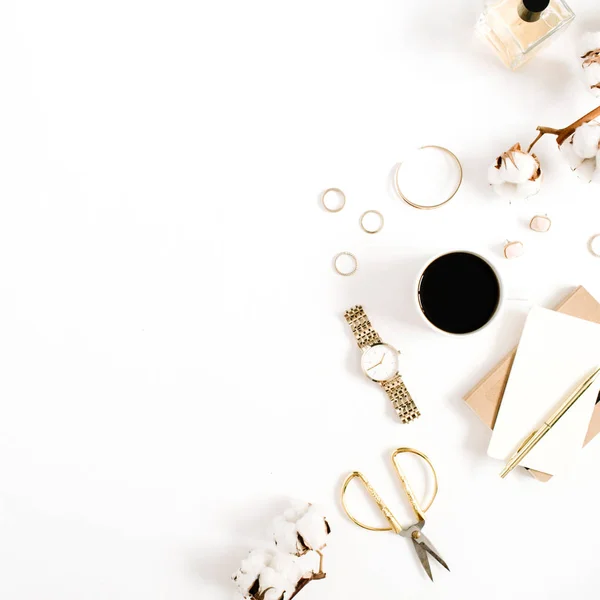 Gouden stijl Bureau met vrouw accessoires — Stockfoto