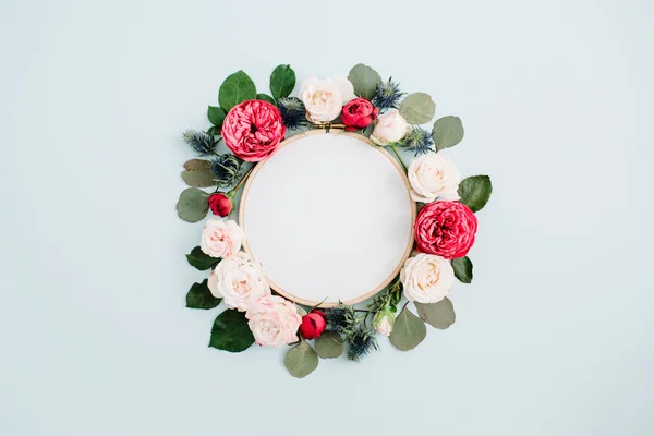 Moldura de bordado com botões de flor rosa bege — Fotografia de Stock