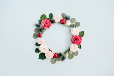 Çelenk çerçeve çiçek yaptı