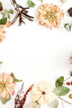 Yuvarlak kare çelenk kurutulmuş çiçek yaptı