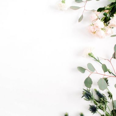 Bej renkli gül çiçek, eringium çiçek, okaliptüs dalları