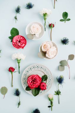 Kırmızı ve bej gül çiçek desen yaptı