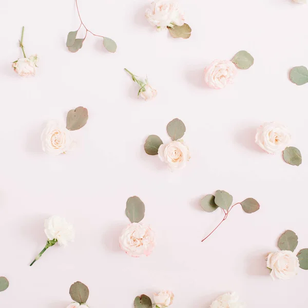 Bloemen patroon textuur gemaakt van beige rozen, eucalyptus bladeren — Stockfoto