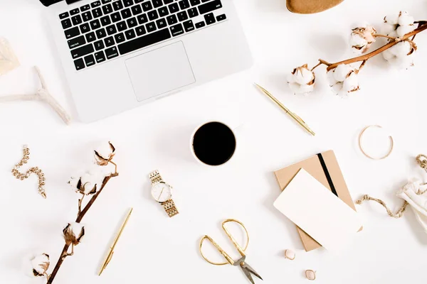 Mode-Bloggerin gold gestylt Schreibtisch — Stockfoto