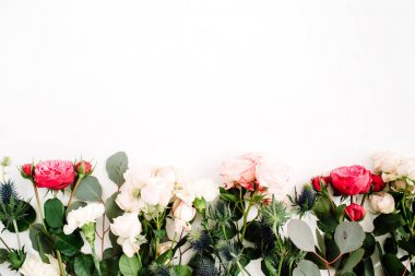 Kırmızı ve bej gül çiçek, eringium çiçek, okaliptüs dalları 