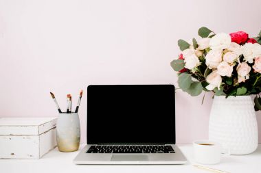 Ev ofis büro boş ekran dizüstü bilgisayar ile