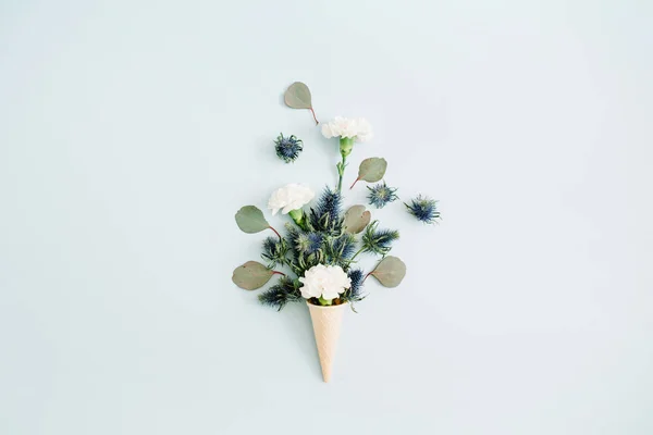 Cono de gofre con flores —  Fotos de Stock
