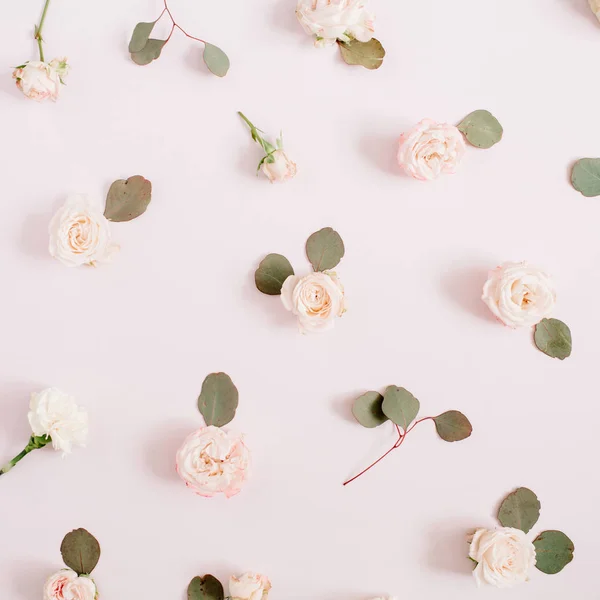 Bloemen patroon textuur gemaakt van beige rozen, eucalyptus bladeren — Stockfoto