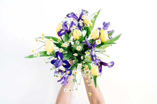 Manos de niña sosteniendo ramo de flores hermosas — Foto de Stock