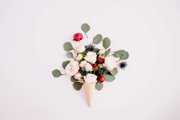 Cone de waffle com flores — Fotografia de Stock