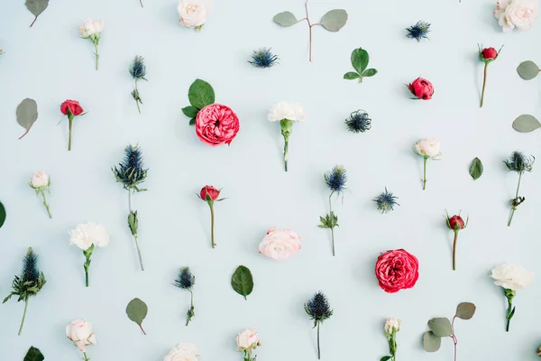 Padrão de flores feitas de rosas vermelhas e bege — Fotografia de Stock