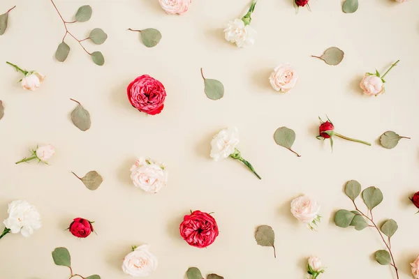 Modello di fiori fatti di rose rosse e beige — Foto Stock