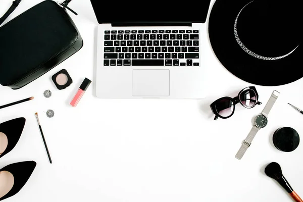 Scrivania ufficio fashion blogger con laptop — Foto Stock