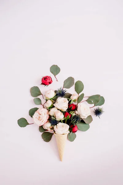 Waffelkegel mit Blumen — Stockfoto