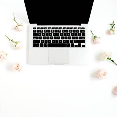 Laptop ve çiçek deseni 