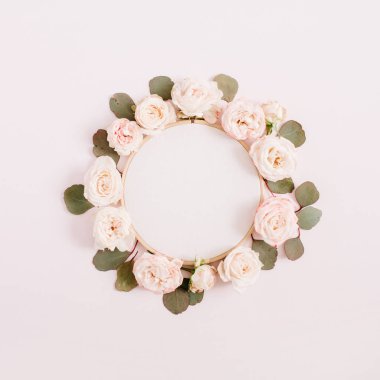 Nakış çerçeve bej gül çiçek tomurcukları ile